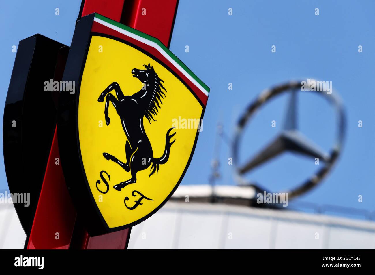 Loghi Ferrari e Mercedes. Gran Premio di Germania, giovedì 19 luglio 2018. Hockenheim, Germania. Foto Stock
