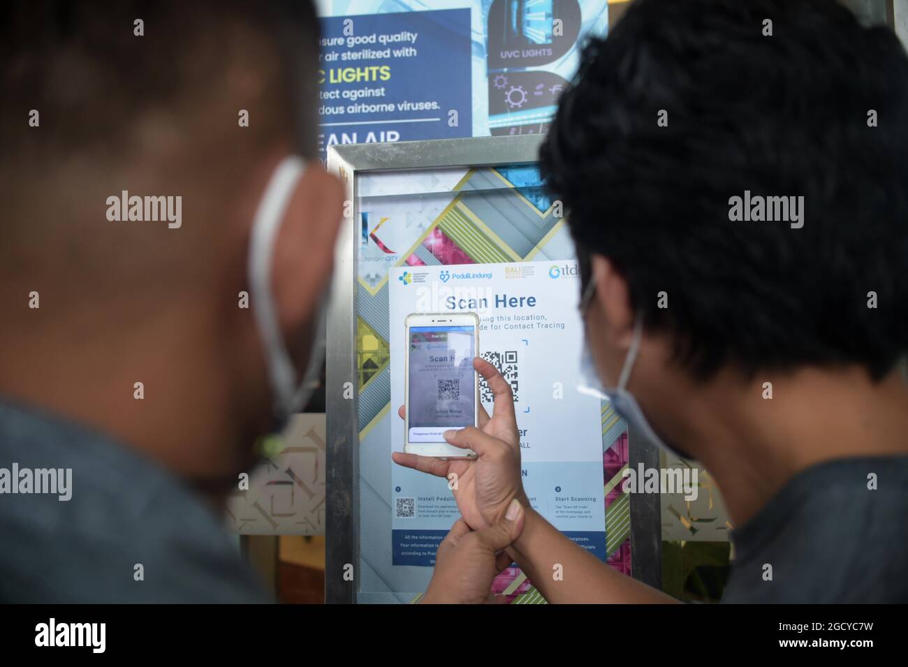 Giacarta, Indonesia. 10 agosto 2021. Un uomo scansiona il codice QR per rintracciare il contatto con il suo cellulare prima di entrare nel centro commerciale Kuningan City a Giacarta, Indonesia, 10 agosto 2021. Il governo indonesiano ha esteso le restrizioni di attività pubblica, localmente noto come PPKM, a Java e Bali fino ad agosto 16, mentre riapre i centri commerciali, come il numero di casi COVID-19 è diminuito in quelle isole, i ministri più alti hanno detto. Credit: Zulkarnain/Xinhua/Alamy Live News Foto Stock