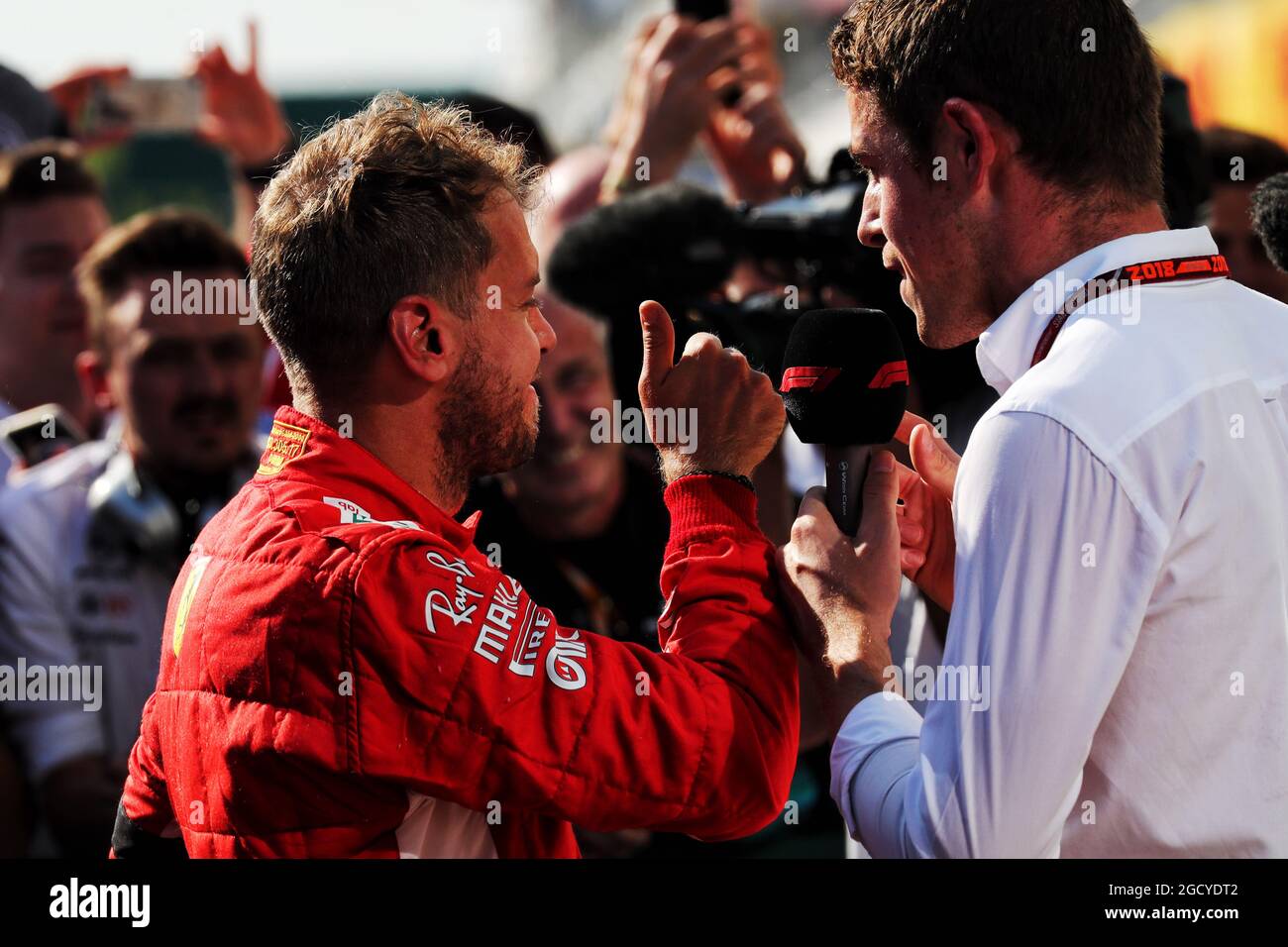 Sebastian Vettel (GER) Ferrari con Paul di resta (GBR) Sky Sports F1 presentatore a parc ferme. Foto Stock