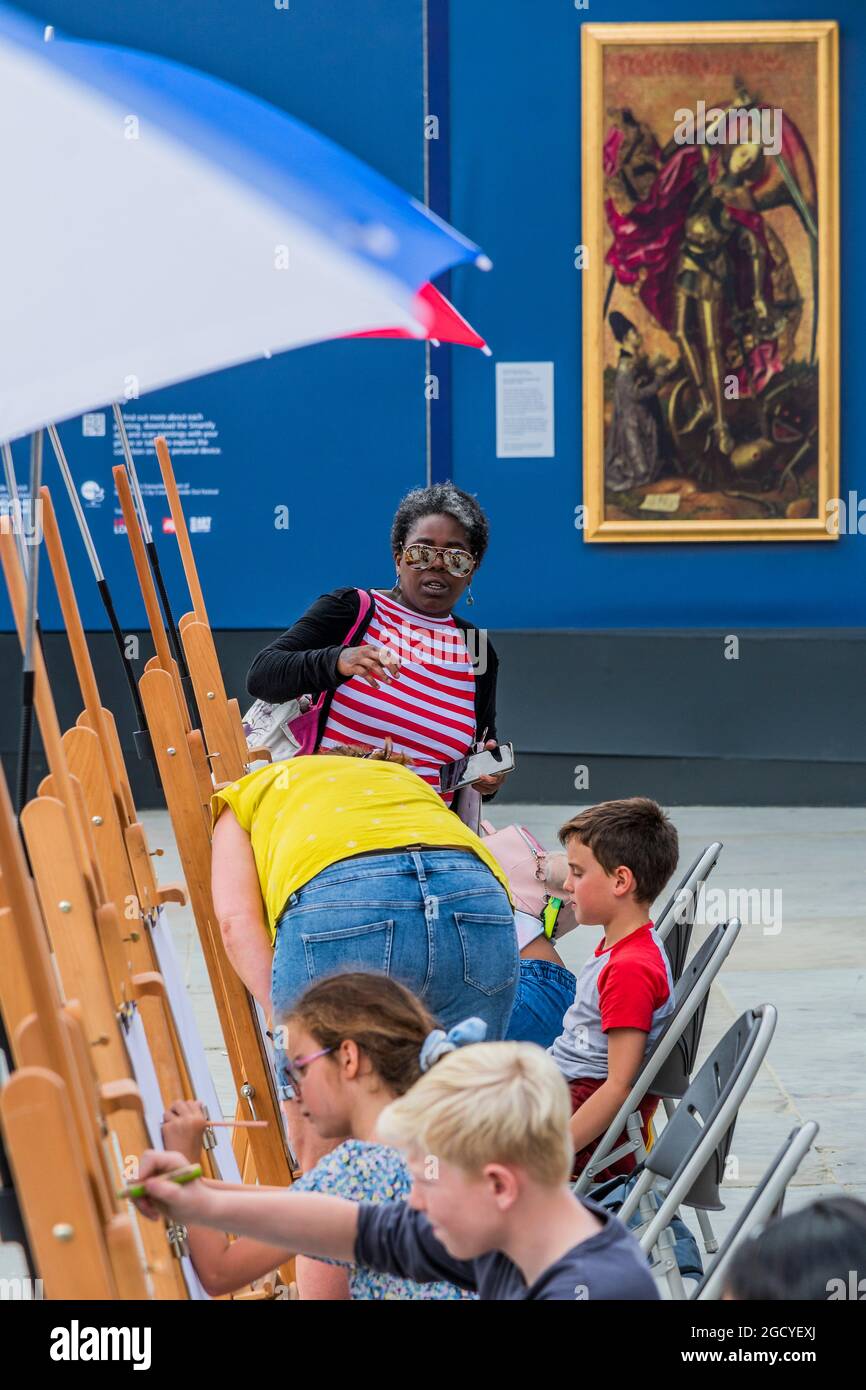 Londra, Regno Unito. 10 agosto 2021. Una galleria pop-up all'aperto mostra oltre 20 riproduzioni a grandezza naturale dei famosi capolavori della National Gallery insieme a Sketch on the Square, che porta l'arte all'aperto come parte del festival Inside out, un mese di sessioni d'arte interattive gratuite in Trafalgar Square. Durante tutto il mese di agosto 2021 fuori dalla National Gallery, in collaborazione con il Westminster City Council. Credit: Guy Bell/Alamy Live News Foto Stock