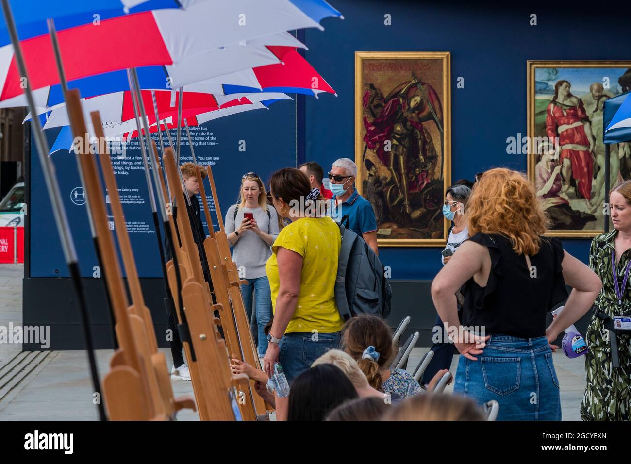 Londra, Regno Unito. 10 agosto 2021. Una galleria pop-up all'aperto mostra oltre 20 riproduzioni a grandezza naturale dei famosi capolavori della National Gallery insieme a Sketch on the Square, che porta l'arte all'aperto come parte del festival Inside out, un mese di sessioni d'arte interattive gratuite in Trafalgar Square. Durante tutto il mese di agosto 2021 fuori dalla National Gallery, in collaborazione con il Westminster City Council. Credit: Guy Bell/Alamy Live News Foto Stock