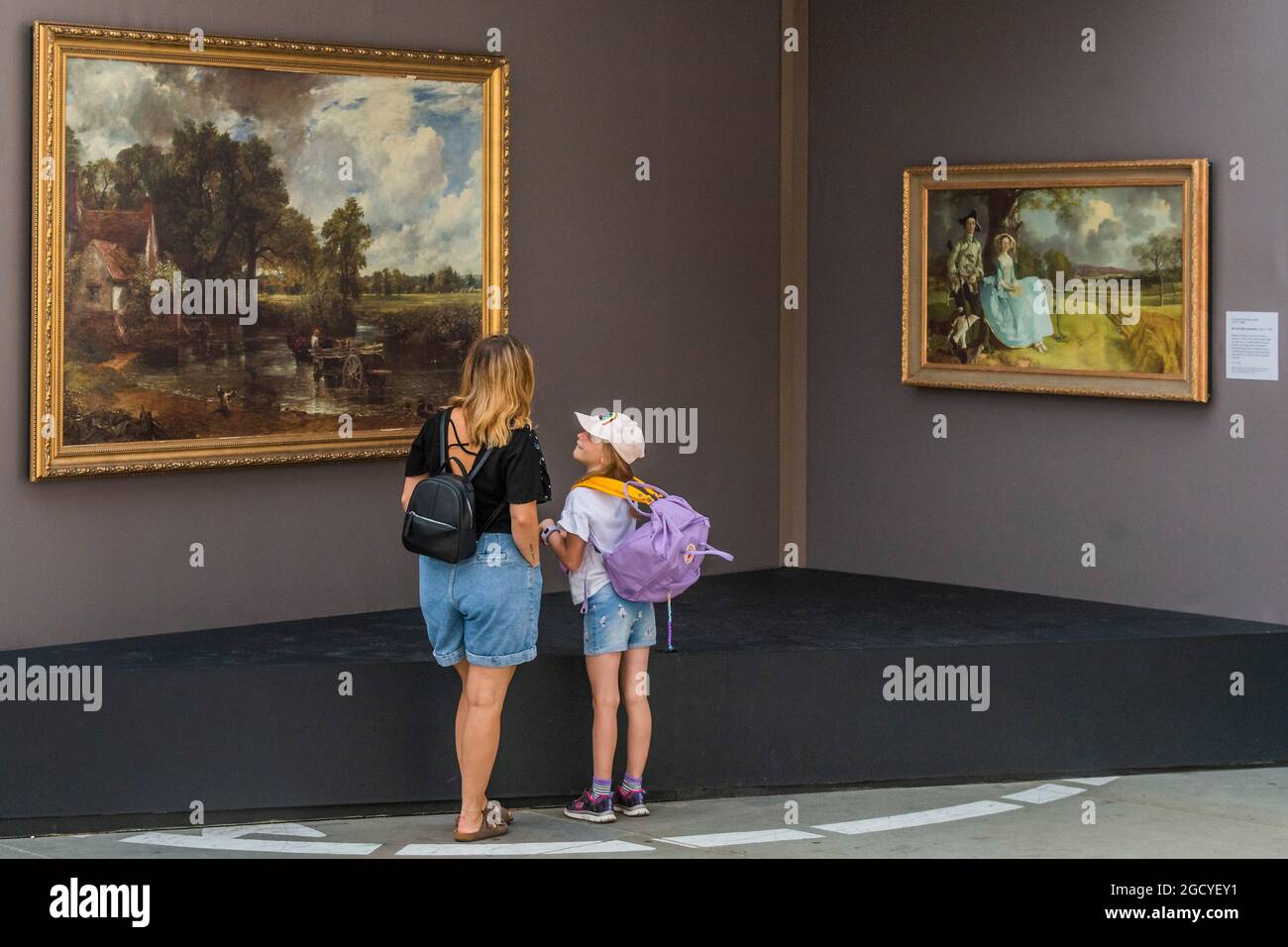 Londra, Regno Unito. 10 agosto 2021. Opere di Constable - una galleria pop-up all'aperto mostra oltre 20 riproduzioni a grandezza naturale dei capolavori della National Gallery insieme a Sketch on the Square - portando l'arte all'aperto come parte del festival Inside out, un mese di sessioni d'arte interattive gratuite in Trafalgar Square. Durante tutto il mese di agosto 2021 fuori dalla National Gallery, in collaborazione con il Westminster City Council. Credit: Guy Bell/Alamy Live News Foto Stock