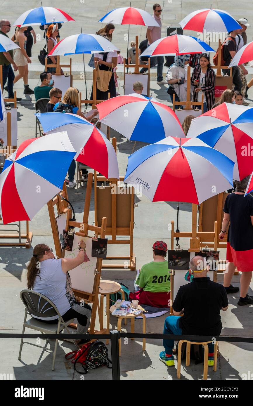 Londra, Regno Unito. 10 agosto 2021. Una galleria pop-up all'aperto mostra oltre 20 riproduzioni a grandezza naturale dei famosi capolavori della National Gallery insieme a Sketch on the Square, che porta l'arte all'aperto come parte del festival Inside out, un mese di sessioni d'arte interattive gratuite in Trafalgar Square. Durante tutto il mese di agosto 2021 fuori dalla National Gallery, in collaborazione con il Westminster City Council. Credit: Guy Bell/Alamy Live News Foto Stock