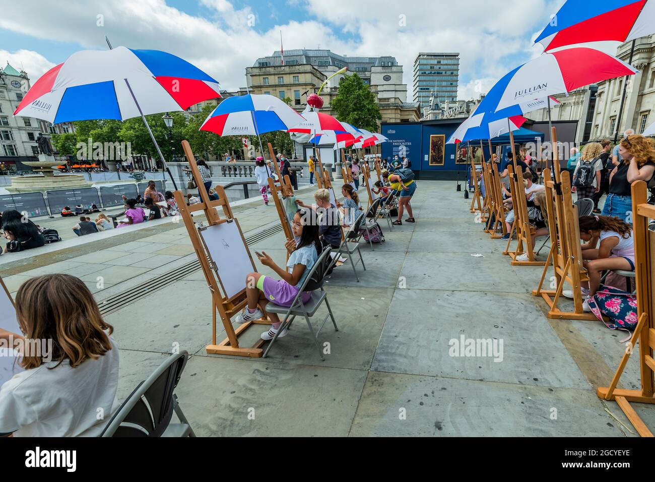 Londra, Regno Unito. 10 agosto 2021. Una galleria pop-up all'aperto mostra oltre 20 riproduzioni a grandezza naturale dei famosi capolavori della National Gallery insieme a Sketch on the Square, che porta l'arte all'aperto come parte del festival Inside out, un mese di sessioni d'arte interattive gratuite in Trafalgar Square. Durante tutto il mese di agosto 2021 fuori dalla National Gallery, in collaborazione con il Westminster City Council. Credit: Guy Bell/Alamy Live News Foto Stock