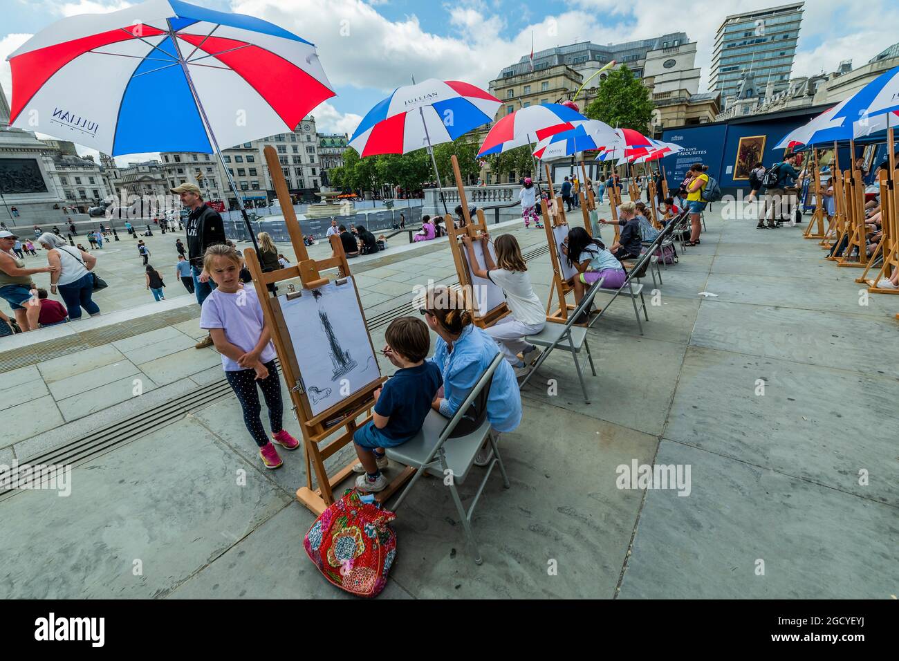 Londra, Regno Unito. 10 agosto 2021. Una galleria pop-up all'aperto mostra oltre 20 riproduzioni a grandezza naturale dei famosi capolavori della National Gallery insieme a Sketch on the Square, che porta l'arte all'aperto come parte del festival Inside out, un mese di sessioni d'arte interattive gratuite in Trafalgar Square. Durante tutto il mese di agosto 2021 fuori dalla National Gallery, in collaborazione con il Westminster City Council. Credit: Guy Bell/Alamy Live News Foto Stock