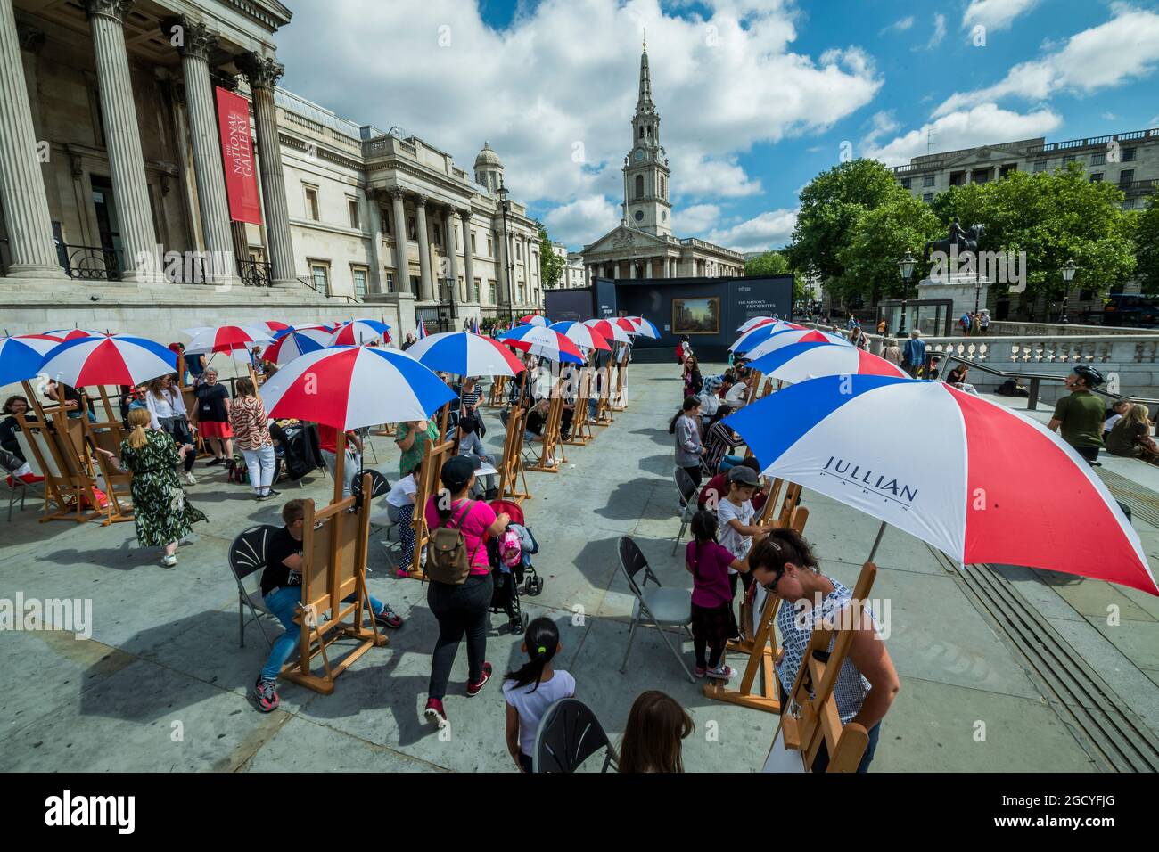 Londra, Regno Unito. 10 agosto 2021. Una galleria pop-up all'aperto mostra oltre 20 riproduzioni a grandezza naturale dei famosi capolavori della National Gallery insieme a Sketch on the Square, che porta l'arte all'aperto come parte del festival Inside out, un mese di sessioni d'arte interattive gratuite in Trafalgar Square. Durante tutto il mese di agosto 2021 fuori dalla National Gallery, in collaborazione con il Westminster City Council. Credit: Guy Bell/Alamy Live News Foto Stock