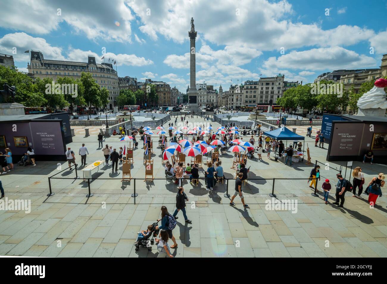 Londra, Regno Unito. 10 agosto 2021. Una galleria pop-up all'aperto mostra oltre 20 riproduzioni a grandezza naturale dei famosi capolavori della National Gallery insieme a Sketch on the Square, che porta l'arte all'aperto come parte del festival Inside out, un mese di sessioni d'arte interattive gratuite in Trafalgar Square. Durante tutto il mese di agosto 2021 fuori dalla National Gallery, in collaborazione con il Westminster City Council. Credit: Guy Bell/Alamy Live News Foto Stock