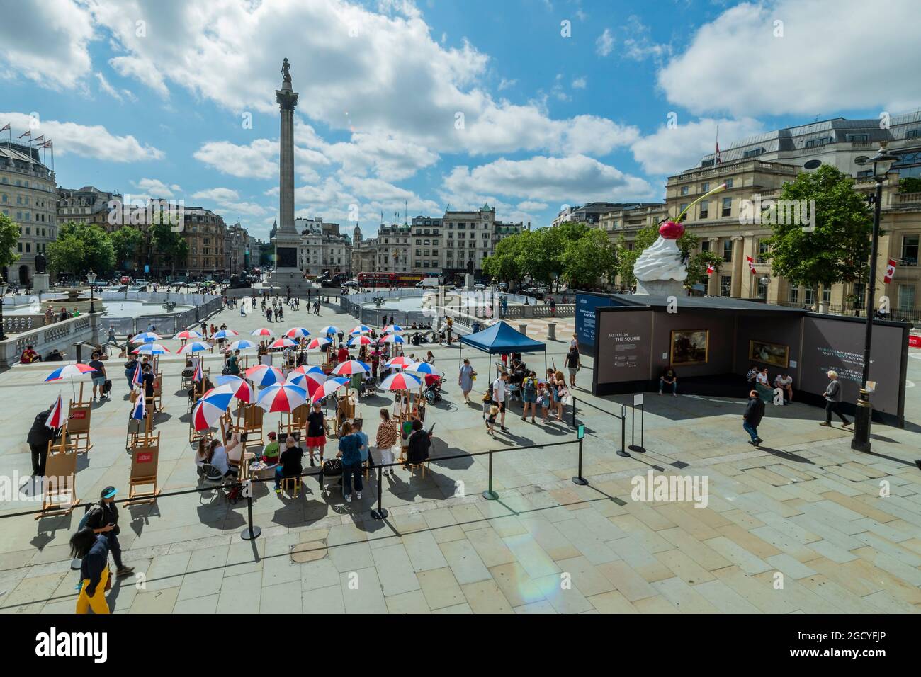 Londra, Regno Unito. 10 agosto 2021. Una galleria pop-up all'aperto mostra oltre 20 riproduzioni a grandezza naturale dei famosi capolavori della National Gallery insieme a Sketch on the Square, che porta l'arte all'aperto come parte del festival Inside out, un mese di sessioni d'arte interattive gratuite in Trafalgar Square. Durante tutto il mese di agosto 2021 fuori dalla National Gallery, in collaborazione con il Westminster City Council. Credit: Guy Bell/Alamy Live News Foto Stock