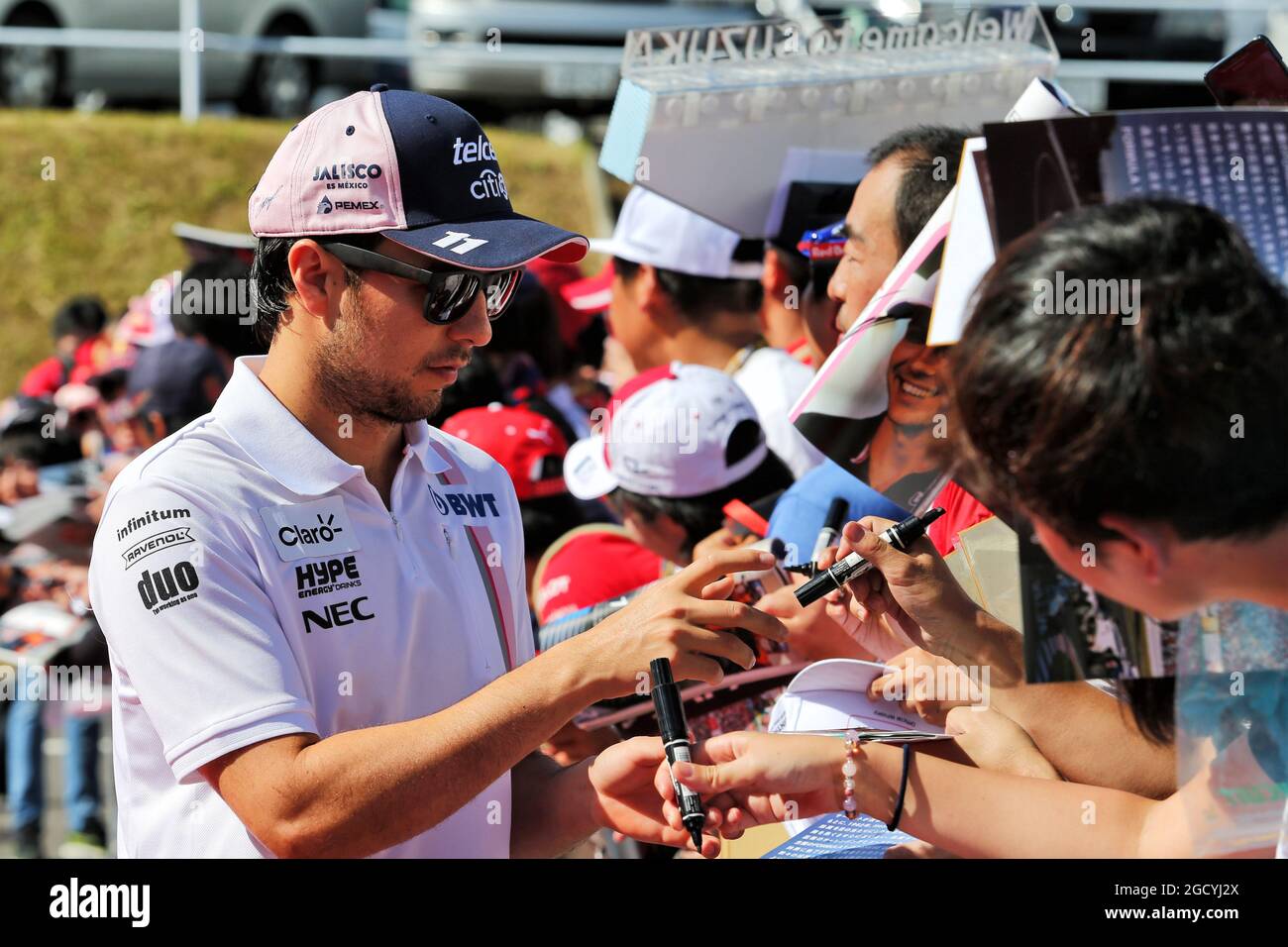 Racing point force india f1 team firma autografi per i fan immagini e fotografie stock ad alta