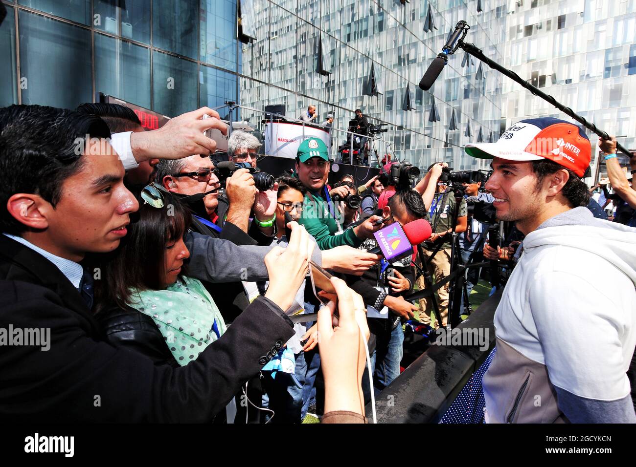 Sergio Perez (MEX) Racing Point Force India F1 Team con i media in un America's Movil Charity Football Match. Gran Premio del Messico, mercoledì 24 ottobre 2018. Città del Messico, Messico. Foto Stock