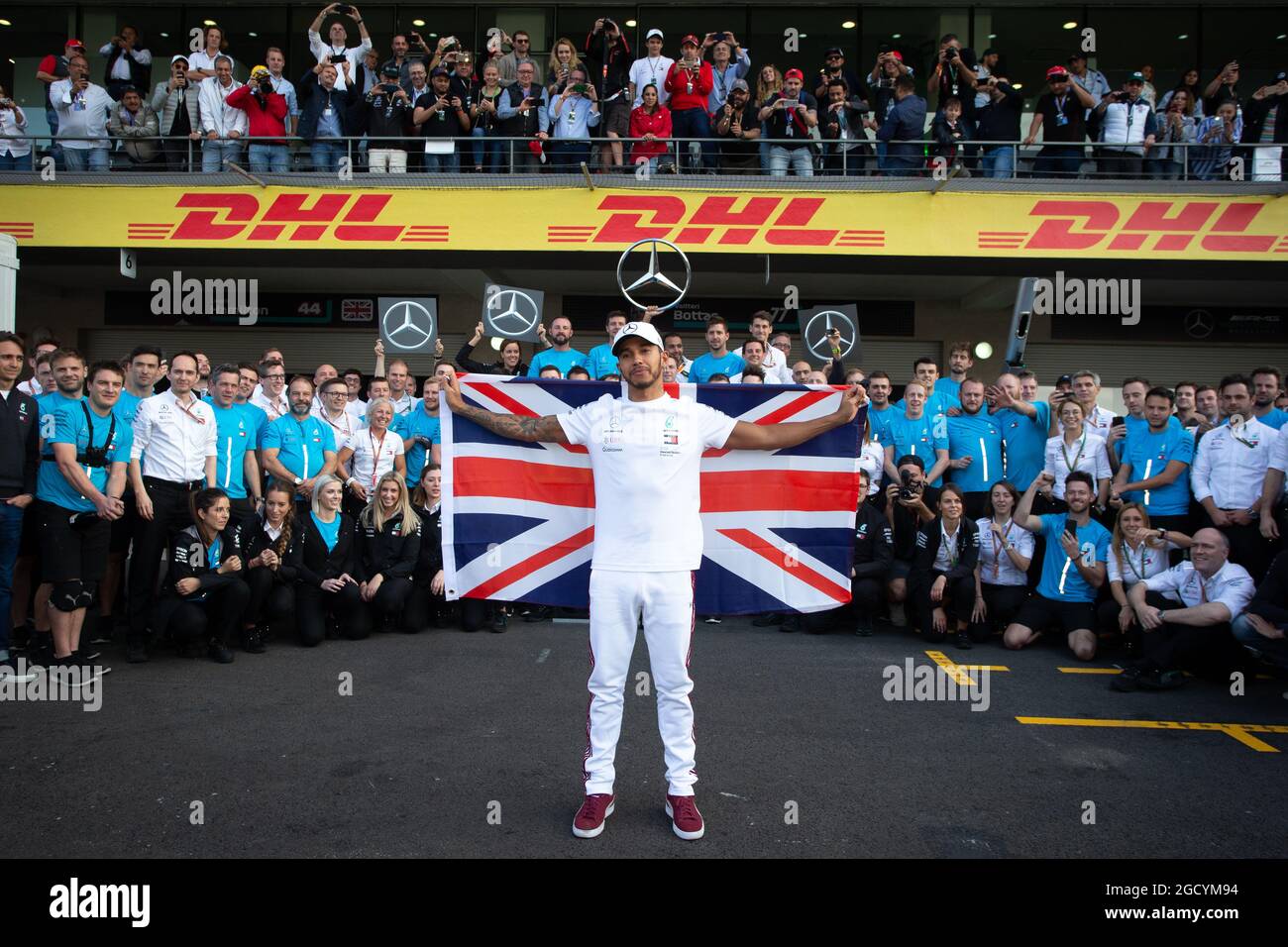 Lewis Hamilton (GBR) Mercedes AMG F1 festeggia la vittoria del Campionato del mondo con la squadra. Gran Premio del Messico, domenica 28 ottobre 2018. Città del Messico, Messico. Foto Stock