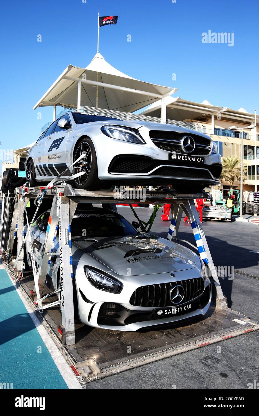 FIA Safety Car e FIA Medical Car imballati per un altro anno. Test di Formula uno, martedì 27 novembre 2018. Yas Marina Circuit, Abu Dhabi, Emirati Arabi Uniti. Foto Stock