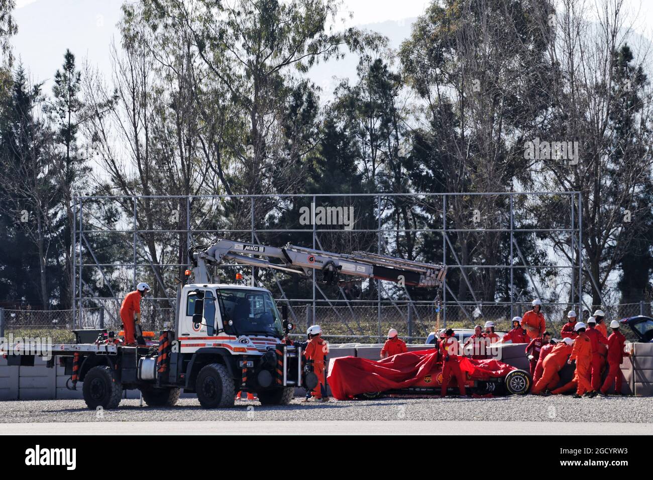 La Ferrari SF90 di Sebastian Vettel (GER) Ferrari viene recuperata ai box sul retro di un camion. Test di Formula uno, giorno 2, mercoledì 27 febbraio 2019. Barcellona, Spagna. Foto Stock