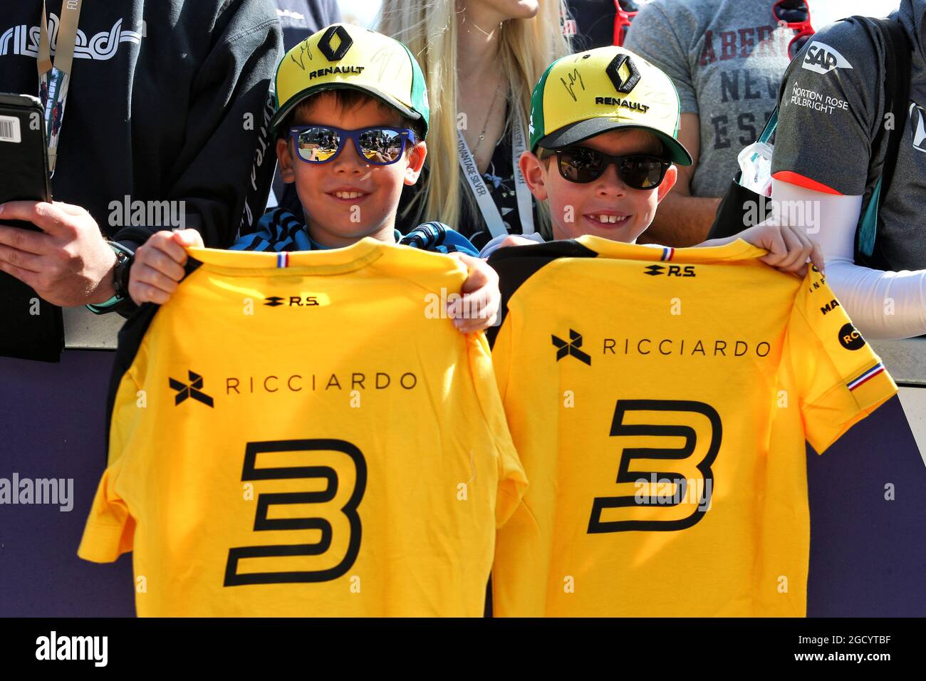 Giovani tifosi del Team Renault F1. Gran Premio d'Australia, giovedì 14 marzo 2019. Albert Park, Melbourne, Australia. Foto Stock