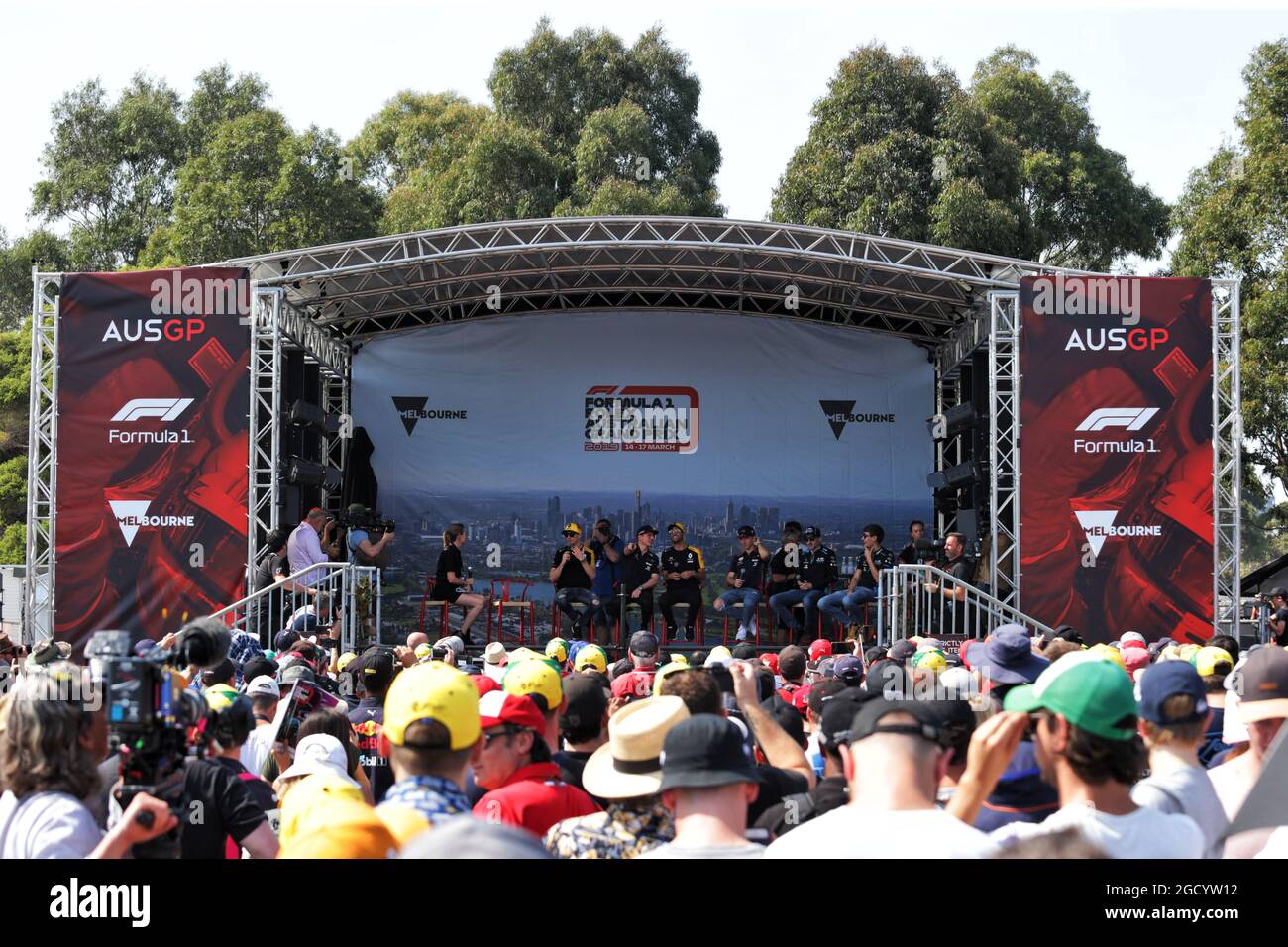 (Da L a R): Nico Hulkenberg (GER) Renault F1 Team; Max Verstappen (NLD) Red Bull Racing; Daniel Ricciardo (AUS) Renault F1 Team; e Pierre Gasly (fra) Red Bull Racing, al palco della Fan zone. Gran Premio d'Australia, sabato 16 marzo 2019. Albert Park, Melbourne, Australia. Foto Stock