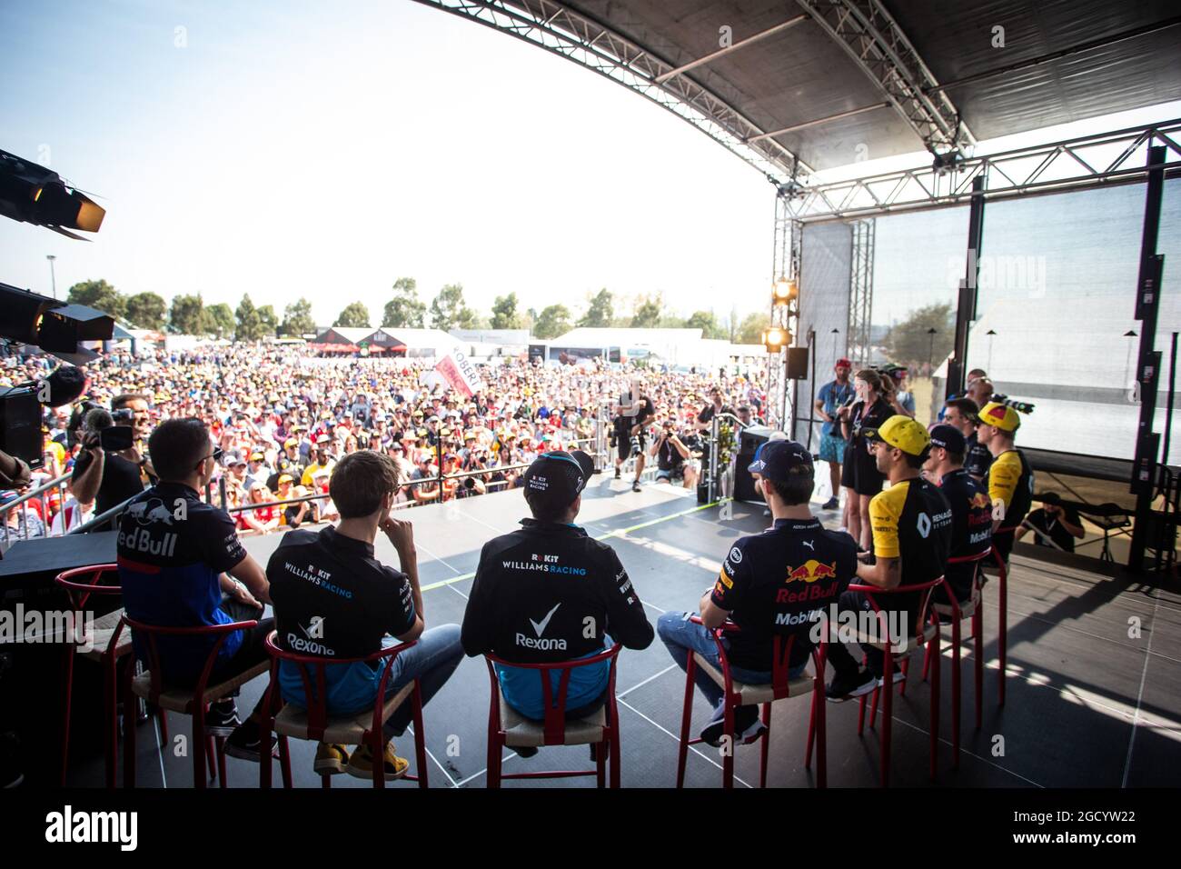 (Da L a R): Alexander Albon (THA) Scuderia Toro Rosso; George Russell (GBR) Williams Racing; Robert Kubica (POL) Williams Racing; Pierre Gasly (fra) Red Bull Racing; Daniel Ricciardo (AUS) Renault F1 Team; Max Verstappen (NLD) Red Bull Racing; Nico Hulkenberg (GER) Renault F1 Team, in Fan zone. Gran Premio d'Australia, sabato 16 marzo 2019. Albert Park, Melbourne, Australia. Foto Stock