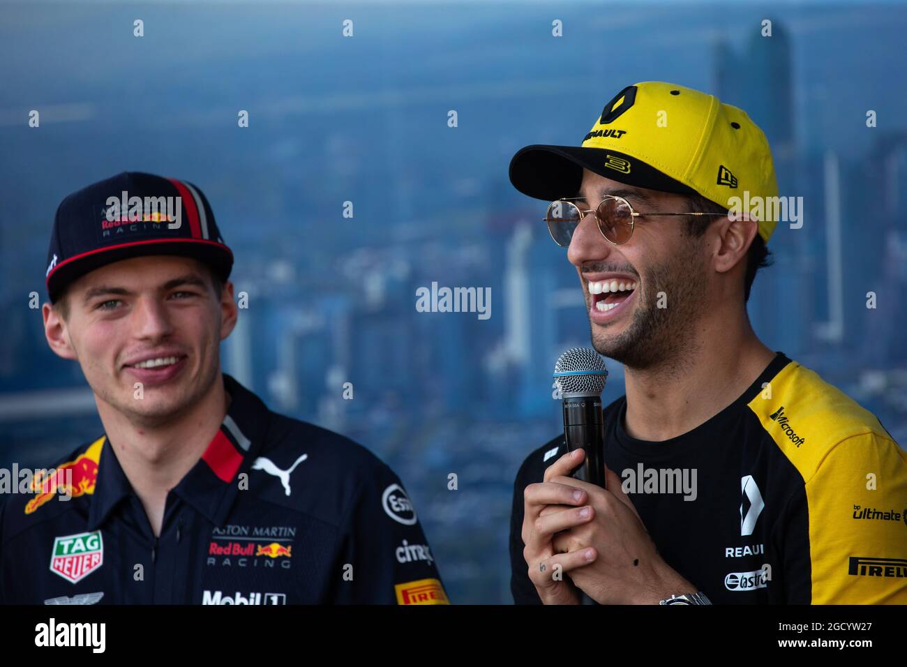(Da L a R): Max Verstappen (NLD) Red Bull Racing e Daniel Ricciardo (AUS) Renault F1 Team sul palco della Fan zone. Gran Premio d'Australia, sabato 16 marzo 2019. Albert Park, Melbourne, Australia. Foto Stock