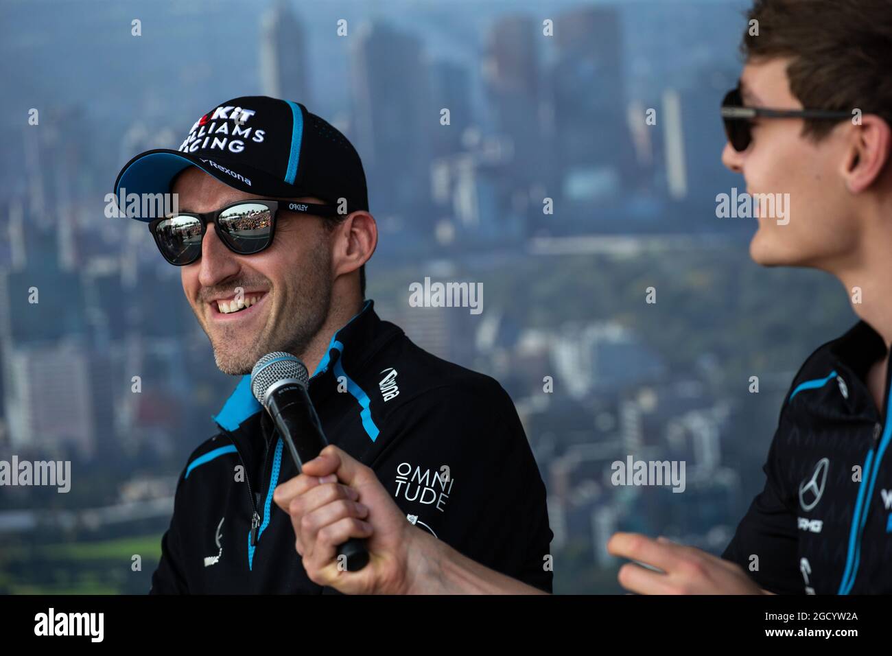 (Da L a R): Robert Kubica (POL) Williams Racing e George Russell (GBR) Williams Racing sul palco della Fan zone. Gran Premio d'Australia, sabato 16 marzo 2019. Albert Park, Melbourne, Australia. Foto Stock
