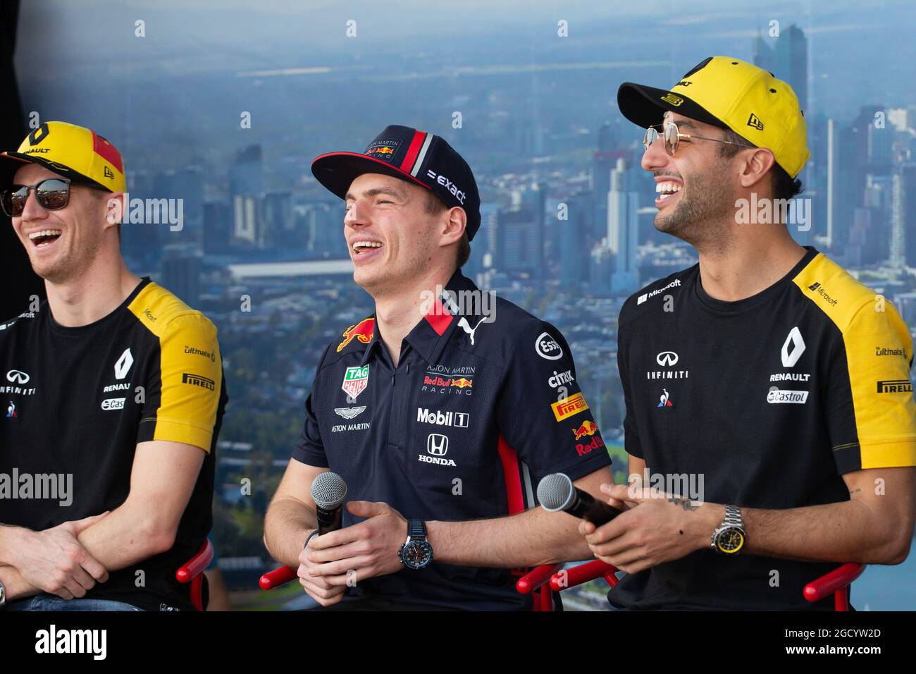 (Da L a R): Nico Hulkenberg (GER) Renault F1 Team; Max Verstappen (NLD) Red Bull Racing; e Daniel Ricciardo (AUS) Renault F1 Team, sul palco della Fan zone. Gran Premio d'Australia, sabato 16 marzo 2019. Albert Park, Melbourne, Australia. Foto Stock
