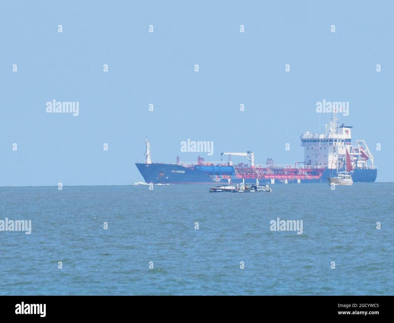 Sheerness, Kent, Regno Unito. 10 agosto 2021. Una squadra di quattro Royal Marine Commandos ha visto passare Sheerness, Kent in una sfida da record per attraversare l'Oceano Atlantico da New York a Londra. Il team "Ocean Revival 2020", che si è stabilito il 31 maggio, sta sottolineando l'importanza di proteggere i nostri oceani, in particolare contro l'aumento dei rifiuti di plastica. Credit: James Bell/Alamy Live News Foto Stock