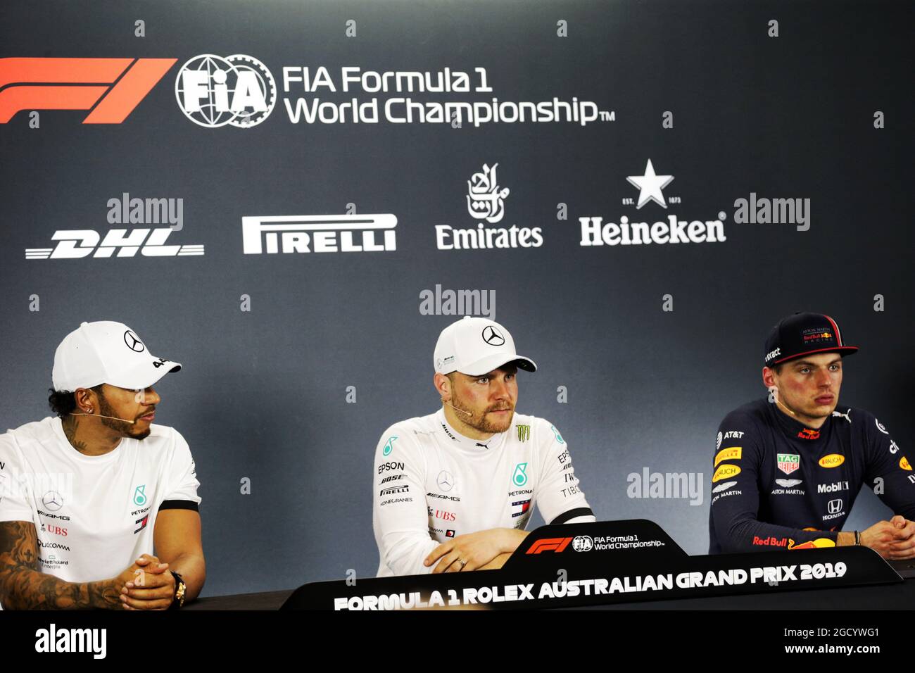 (Da L a R): Lewis Hamilton (GBR) Mercedes AMG F1; Valtteri Bottas (fin) Mercedes AMG F1; e Max Verstappen (NLD) Red Bull Racing, nel post gara FIA Press Conference. Gran Premio d'Australia, domenica 17 marzo 2019. Albert Park, Melbourne, Australia. Foto Stock