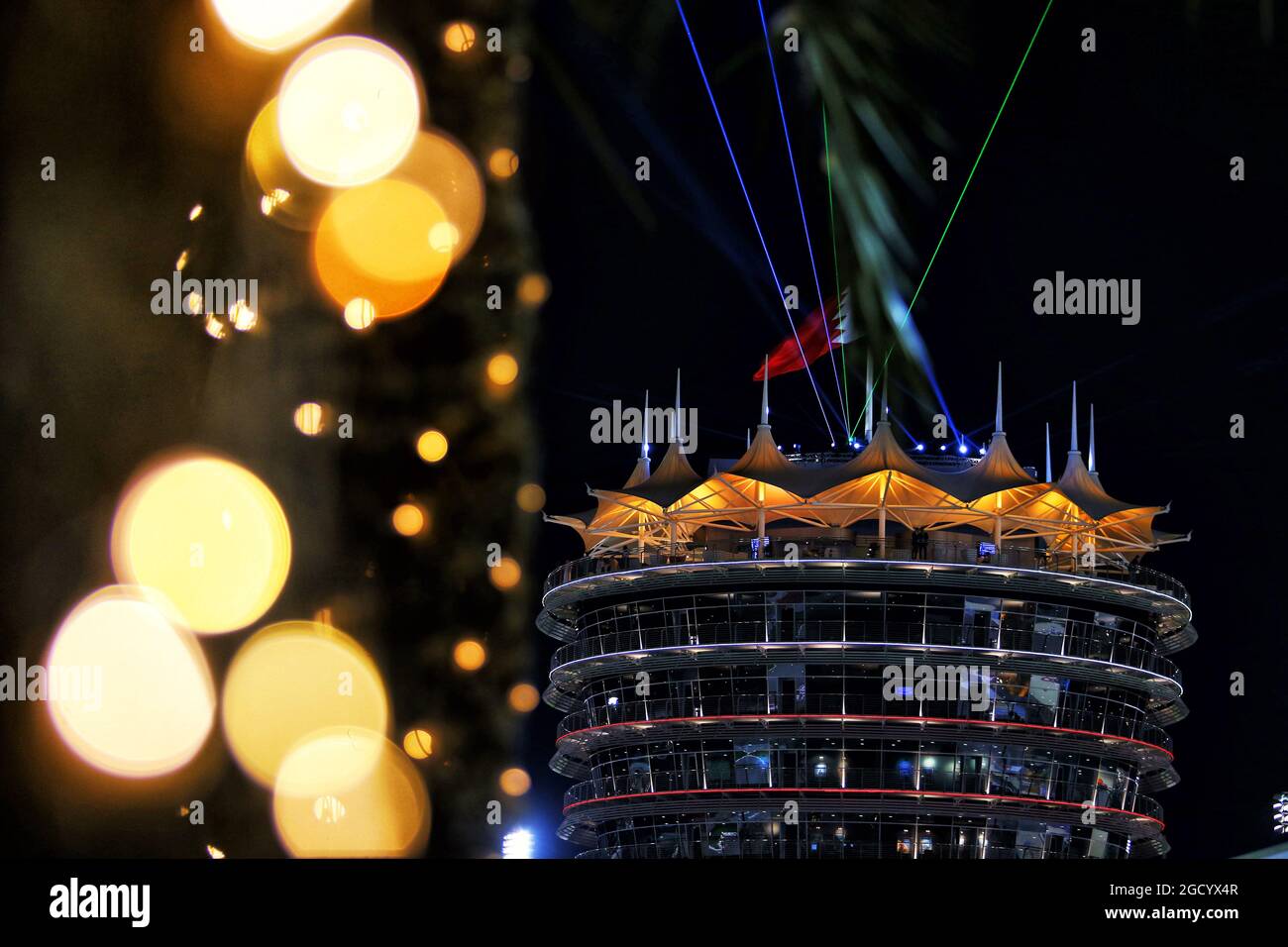 Il paddock di notte. Gran Premio del Bahrain, venerdì 29 marzo 2019. Sakhir, Bahrein. Foto Stock