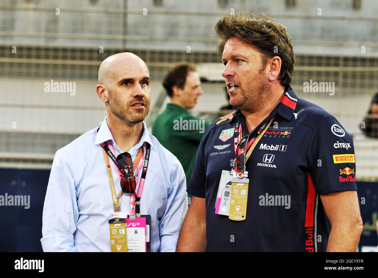 (Da L a R): Marino Franchitti (GBR) con James Martin (GBR) Celebrity Chef. Gran Premio del Bahrain, domenica 31 marzo 2019. Sakhir, Bahrein. Foto Stock