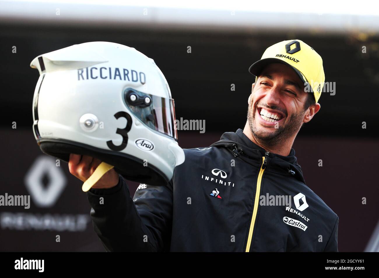 Casco retrò per Daniel Ricciardo (AUS) Renault F1 Team per festeggiare il  1000esimo GP di F1. Gran Premio di Cina, giovedì 11 aprile 2019. Shanghai,  Cina Foto stock - Alamy