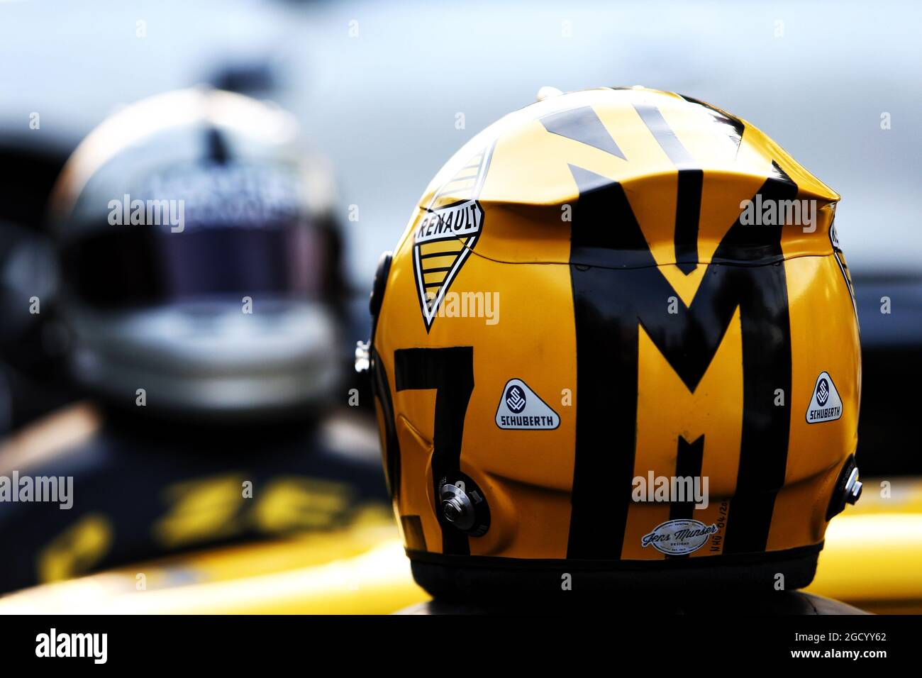 Casco retrò per Nico Hulkenberg (GER) Renault F1 Team e Daniel Ricciardo (AUS) Renault F1 Team per festeggiare il 1000esimo GP di F1. Gran Premio di Cina, giovedì 11 aprile 2019. Shanghai, Cina. Foto Stock