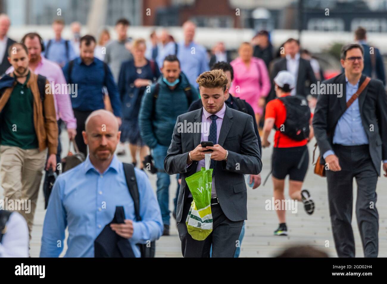 Londra, Regno Unito. 10 agosto 2021. Una galleria pop-up all'aperto mostra oltre 20 riproduzioni a grandezza naturale dei famosi capolavori della National Gallery insieme a Sketch on the Square, che porta l'arte all'aperto come parte del festival Inside out, un mese di sessioni d'arte interattive gratuite in Trafalgar Square. Durante tutto il mese di agosto 2021 fuori dalla National Gallery, in collaborazione con il Westminster City Council. Credit: Guy Bell/Alamy Live News Foto Stock