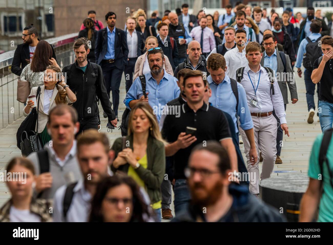Londra, Regno Unito. 10 agosto 2021. I pendolari si riversano sul London Bridge per tornare al lavoro. Credit: Guy Bell/Alamy Live News Foto Stock
