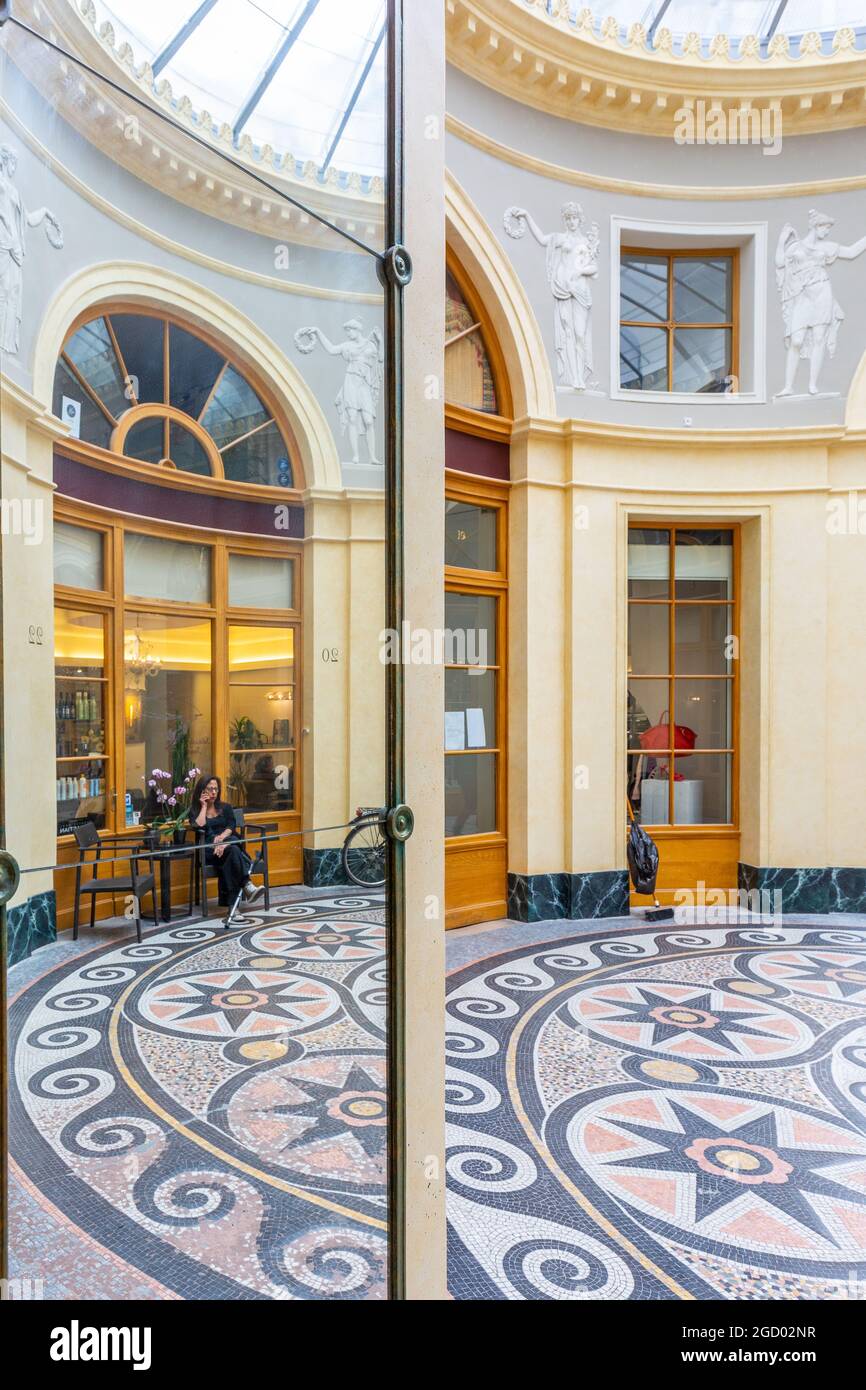 Riflessione in uno specchio della rotonda della Galerie Vivienne a Parigi, Francia Foto Stock