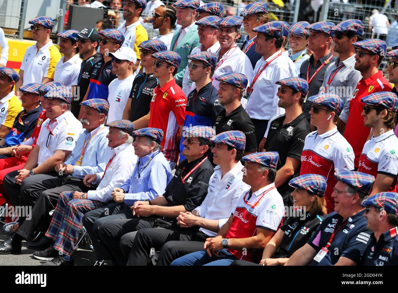 I piloti, il personale del team, il presidente del gruppo Chase Carey (USA) Formula uno e il presidente della FIA Jean Todt (fra) celebrano l'ottantesimo compleanno di Jackie Stewart (GBR). Gran Premio di Francia, domenica 23 giugno 2019. Paul Ricard, Francia. Foto Stock