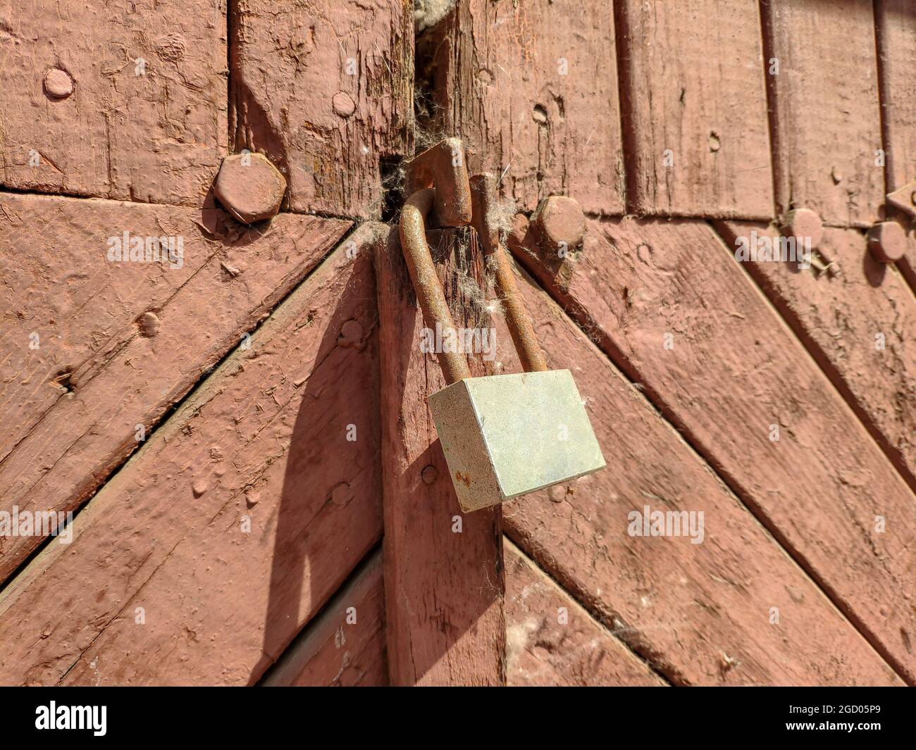 Vecchia serratura chiusa su una porta di legno. Foto Stock