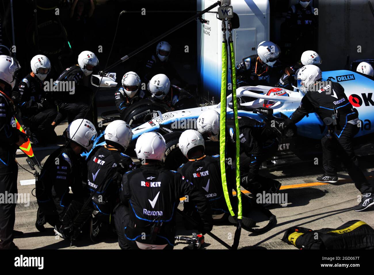 George Russell (GBR) Williams Racing FW42 fa un pit stop. Foto Stock