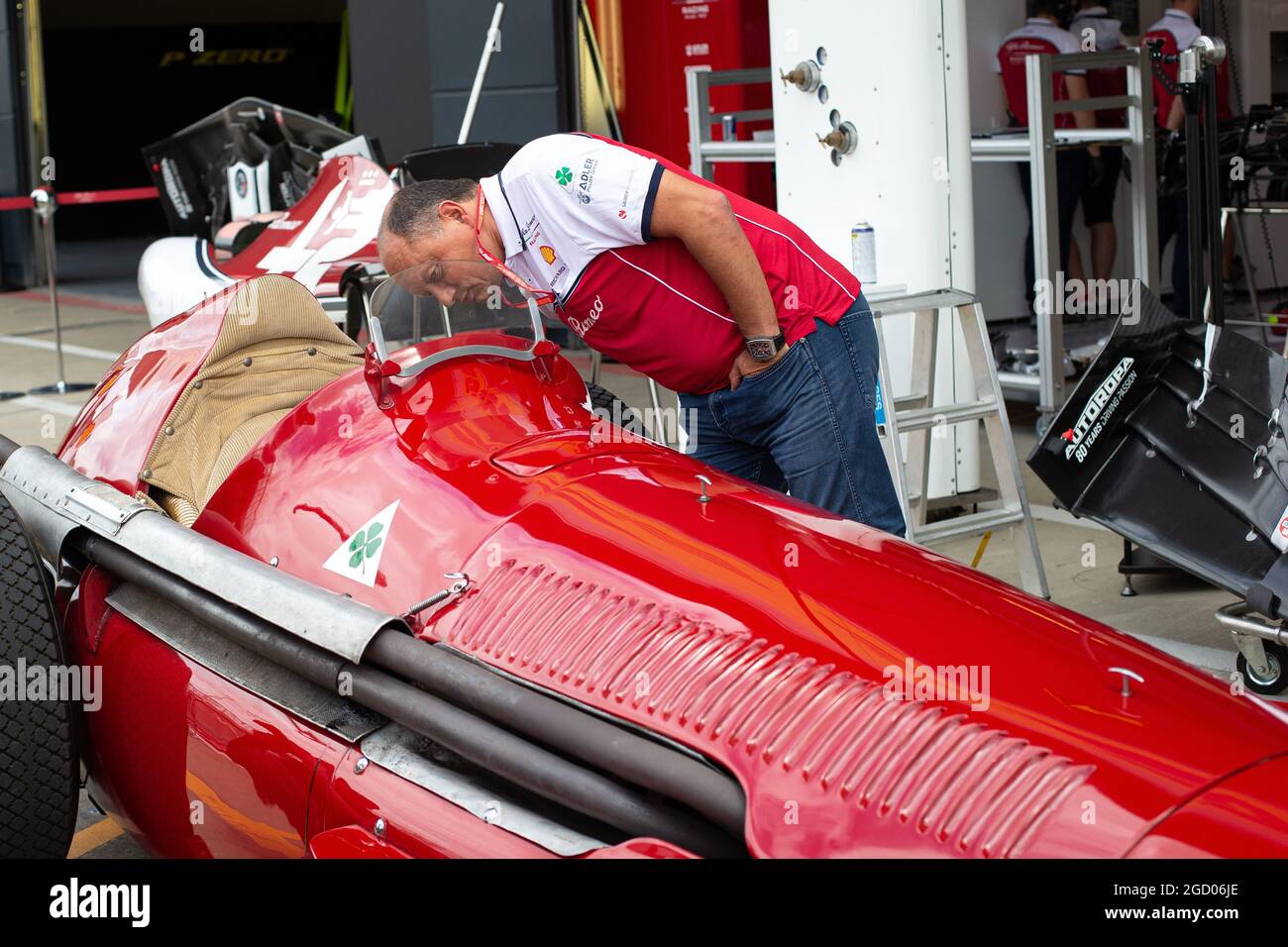 Frederic Vasseur (fra) Alfa Romeo Racing Team Principal con una vecchia Alfa Romeo F1. Gran Premio di Gran Bretagna, giovedì 11 luglio 2019. Silverstone, Inghilterra. Foto Stock