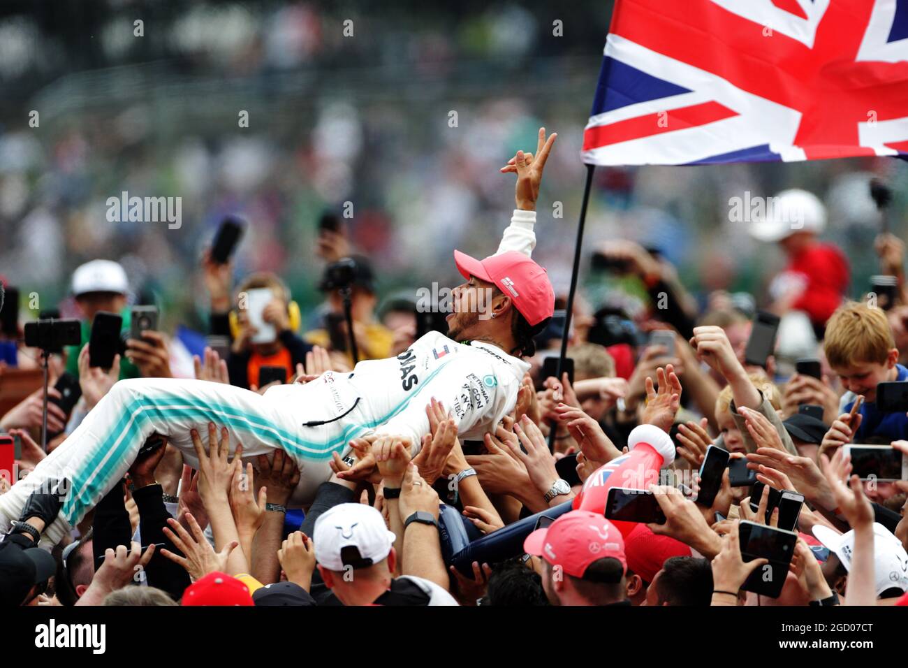 Il vincitore della gara Lewis Hamilton (GBR) Mercedes AMG F1 festeggia con i tifosi dopo il podio. Gran Premio di Gran Bretagna, domenica 14 luglio 2019. Silverstone, Inghilterra. Foto Stock
