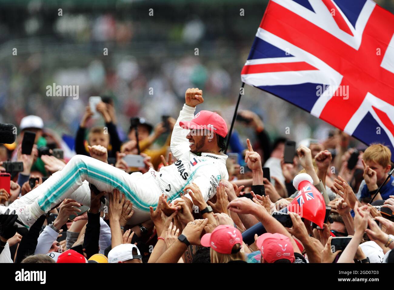 Il vincitore della gara Lewis Hamilton (GBR) Mercedes AMG F1 festeggia con i tifosi dopo il podio. Gran Premio di Gran Bretagna, domenica 14 luglio 2019. Silverstone, Inghilterra. Foto Stock