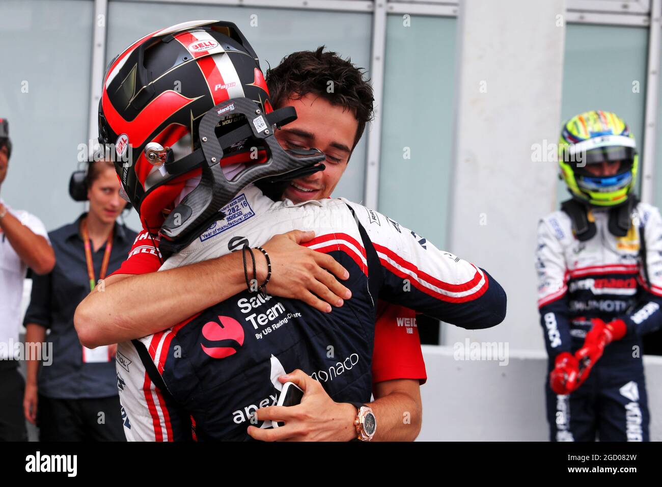 Vincitore di gara Arthur Leclerc (MON) Alfa Romeo Junior Team Formula 4 driver, celebra in parc ferme con il fratello Charles Leclerc (MON) Ferrari. Gran Premio di Germania, domenica 28 luglio 2019. Hockenheim, Germania. Foto Stock
