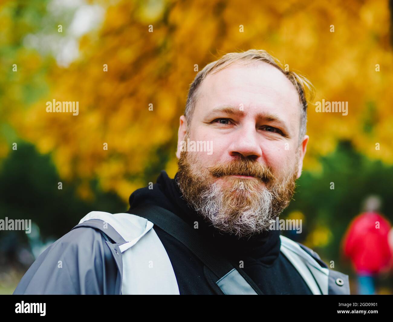 Bell'uomo bearded adulto ritratto all'aperto nel parco autunnale. Ritratto candida Foto Stock