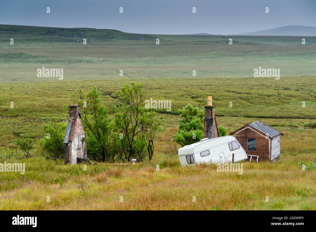 Una Casa Bianca abbandonata sull'Isola di Lewis, Ebridi esterne, Scozia, Regno Unito Foto Stock