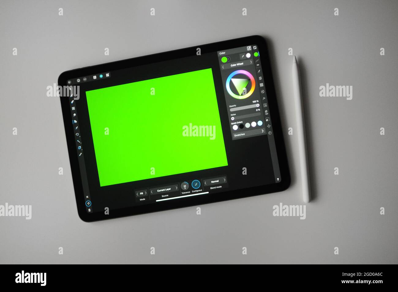 Lviv, Ucraina - 12.12.2020. Sfondo verde per il disegno digitale su iPad Air Foto Stock