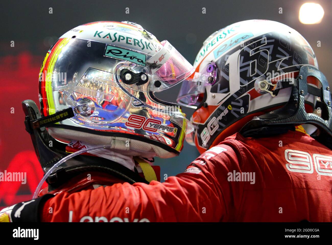 Il vincitore della gara Sebastian Vettel (GER) Ferrari festeggia a parc ferme con il secondo compagno di squadra Charles Leclerc (MON) Ferrari. Foto Stock