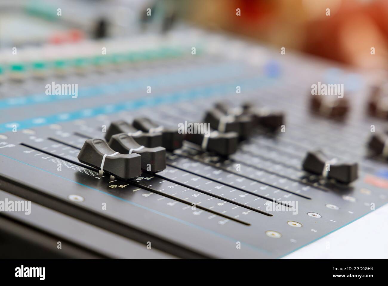 L'impianto audio, il pannello di controllo di un sistema Hi-Fi di controllo audio con mixer da studio digitale Foto Stock