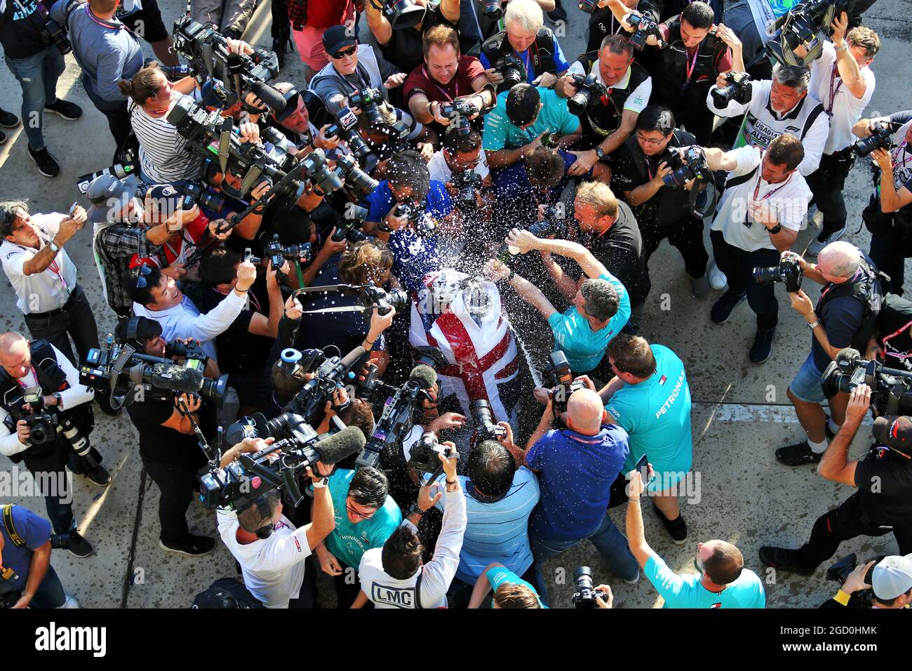 Lewis Hamilton (GBR) Mercedes AMG F1 festeggia la sua seconda posizione e il Campionato del mondo con la squadra. Gran Premio degli Stati Uniti, domenica 3 novembre 2019. Circuito delle Americhe, Austin, Texas, USA. Foto Stock