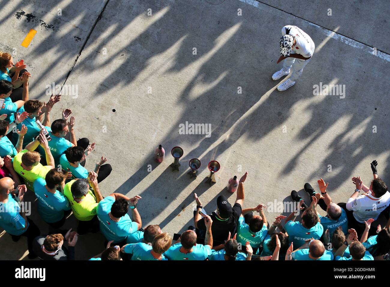 Lewis Hamilton (GBR) Mercedes AMG F1 festeggia la sua seconda posizione e il Campionato del mondo con la squadra. Gran Premio degli Stati Uniti, domenica 3 novembre 2019. Circuito delle Americhe, Austin, Texas, USA. Foto Stock