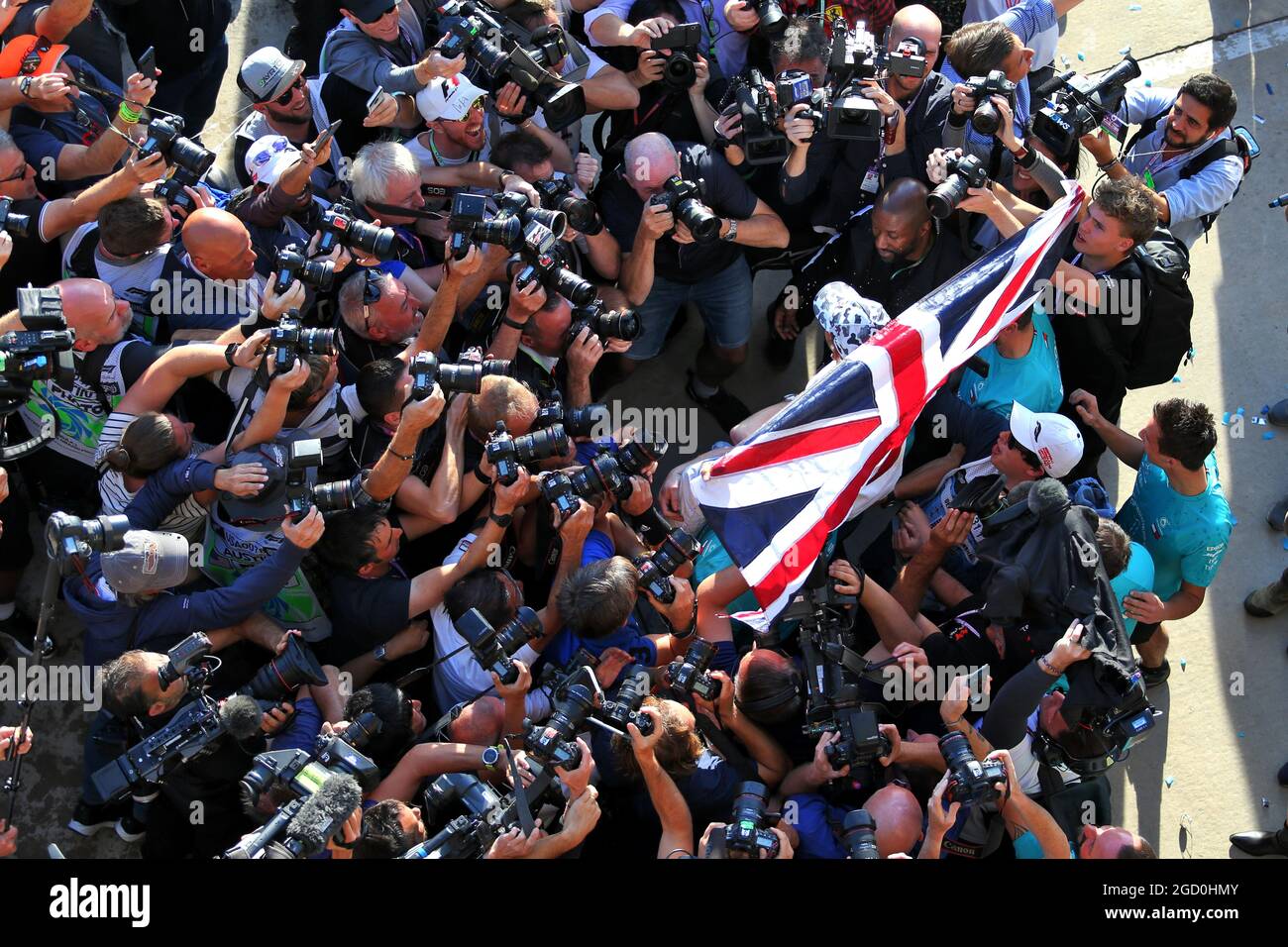 Lewis Hamilton (GBR) Mercedes AMG F1 festeggia la sua seconda posizione e il Campionato del mondo con la squadra. Gran Premio degli Stati Uniti, domenica 3 novembre 2019. Circuito delle Americhe, Austin, Texas, USA. Foto Stock