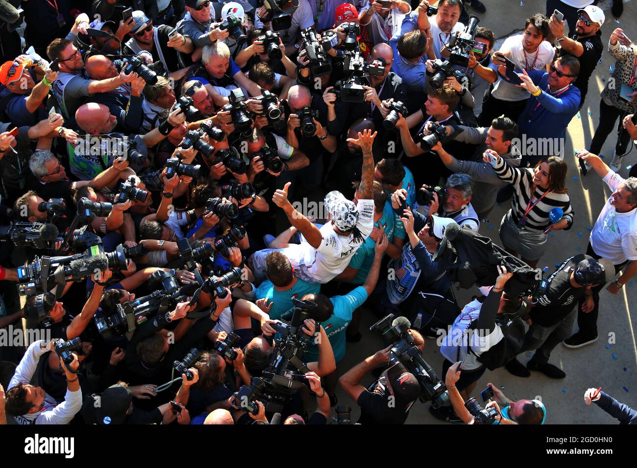 Lewis Hamilton (GBR) Mercedes AMG F1 festeggia la sua seconda posizione e il Campionato del mondo con la squadra. Gran Premio degli Stati Uniti, domenica 3 novembre 2019. Circuito delle Americhe, Austin, Texas, USA. Foto Stock
