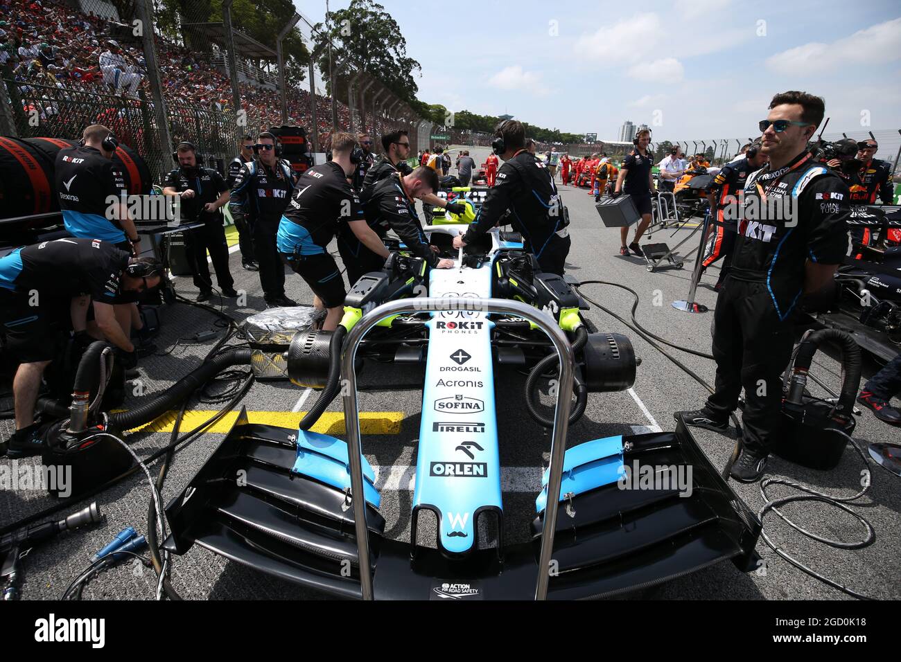 Robert Kubica (POL) Williams Racing FW42 in griglia. Foto Stock