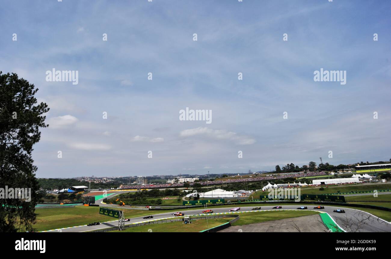 L'inizio della gara. Gran Premio del Brasile, domenica 17 novembre 2019. San Paolo, Brasile. Foto Stock